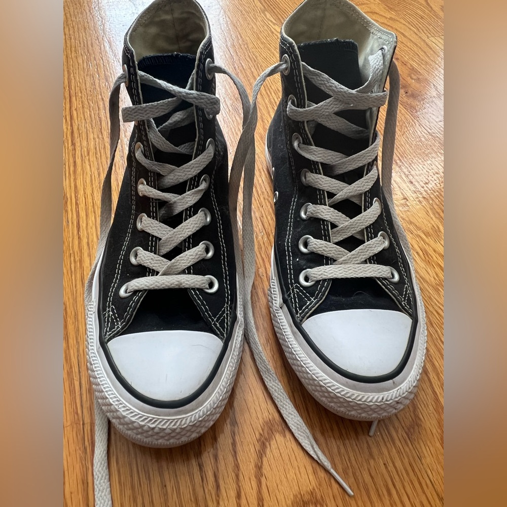 Black hi top converse chuck taylors